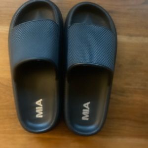 ***Super cute black slides***